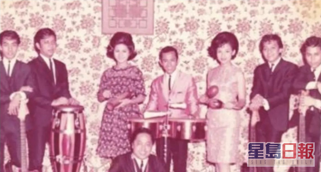 冯素波（右三）当年着旗袍演出，好秀气。