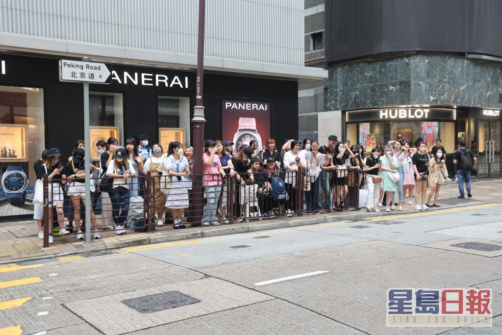 今日多位艺人出席BVLGARI旗舰店开幕，吸引数百名粉丝逼爆北京道、广东道交界。
