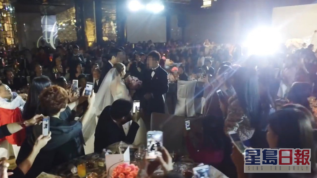 片段尾段则到是当晚婚礼现场，见到蔡天凤由父亲陪伴下入场，将女儿交给新郎Chris。