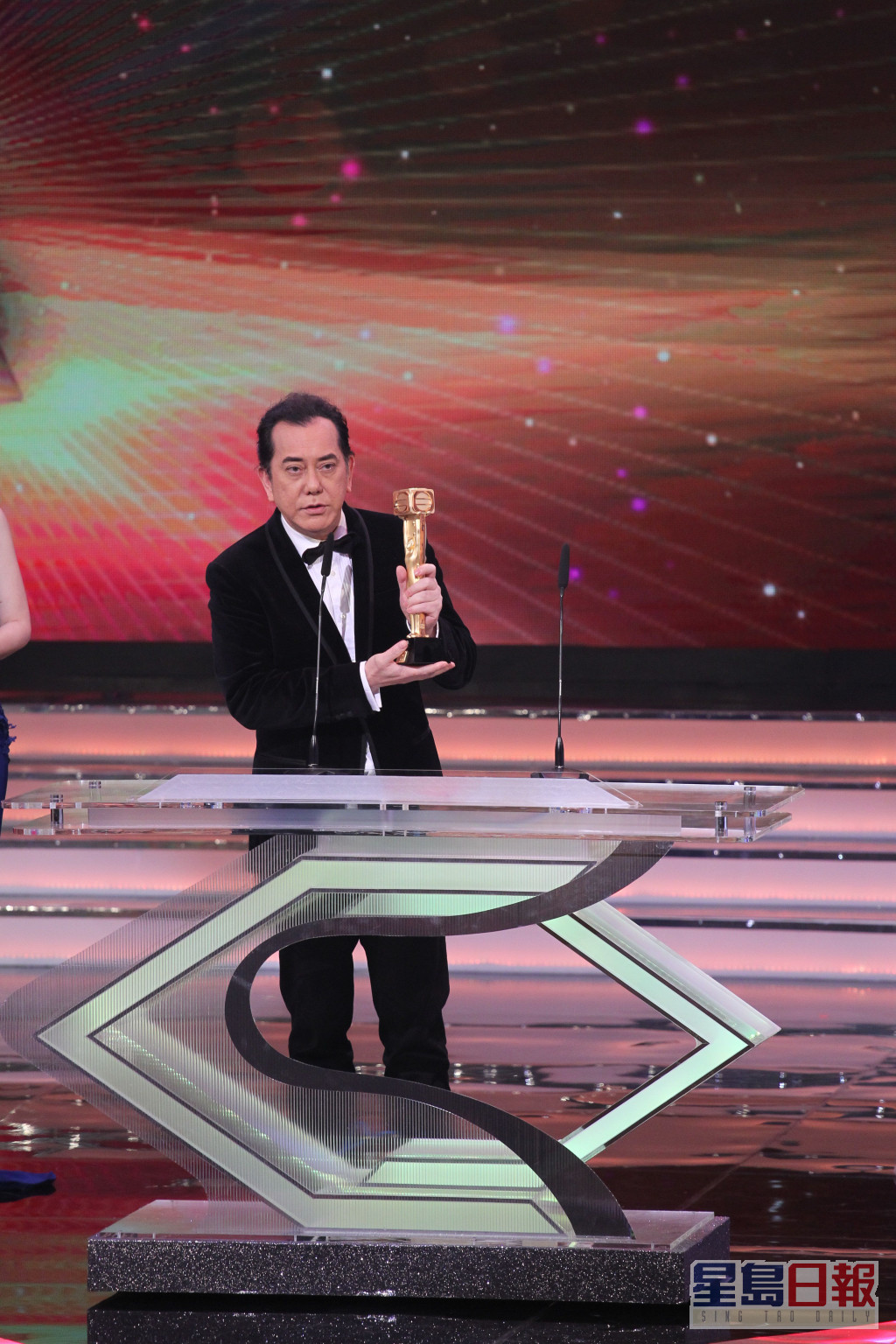 黄秋生于《万千星辉颁奖典礼2015》夺得「最佳男主角」。
