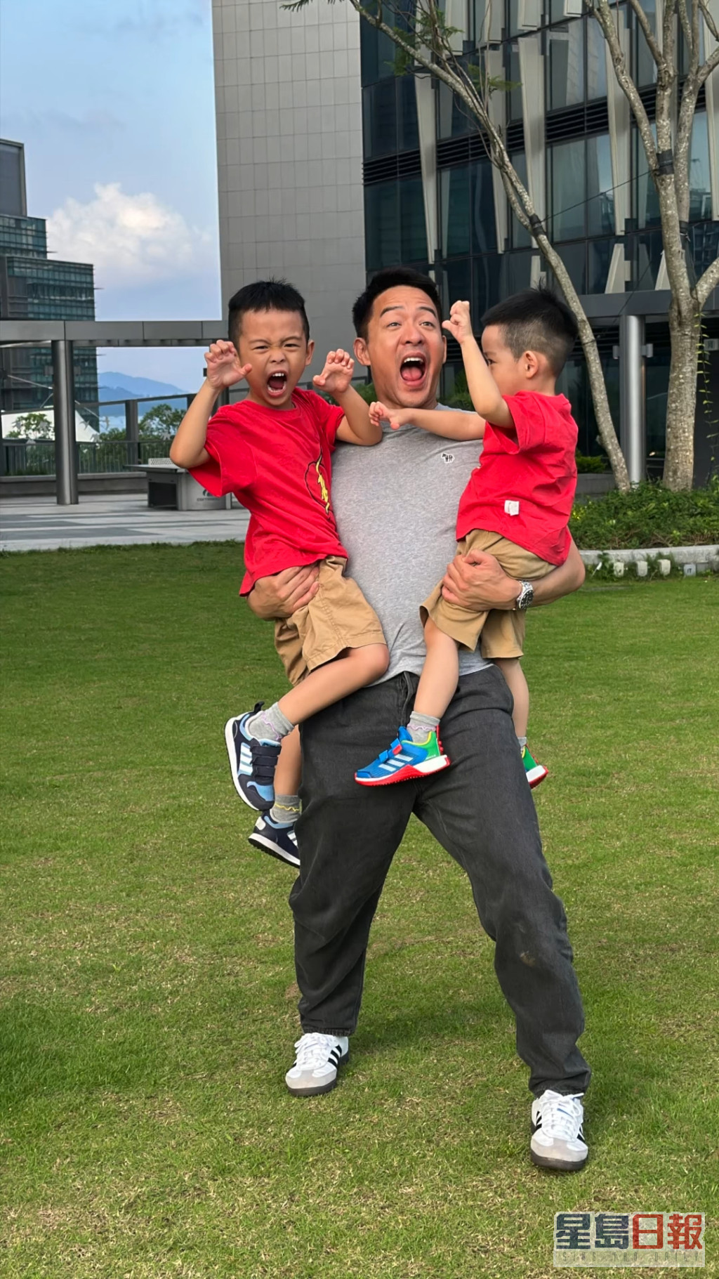 陳智燊輕鬆舉起兩個兒子。