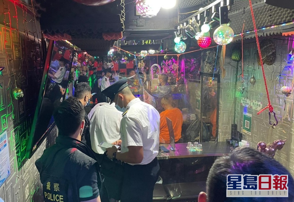 警方巡查深水埗酒吧，发现6酒吧违防疫规例。警方图片