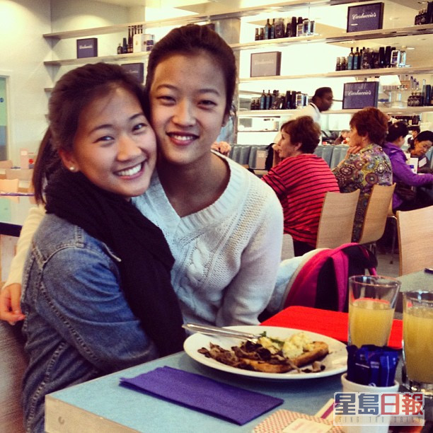大女郑瑶（左）和细女郑珉都曾在外地升学。