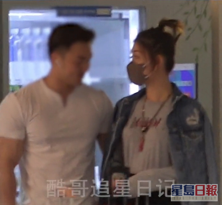 李彩华最近被拍到与壮男现身机场，两人态度非常亲昵。