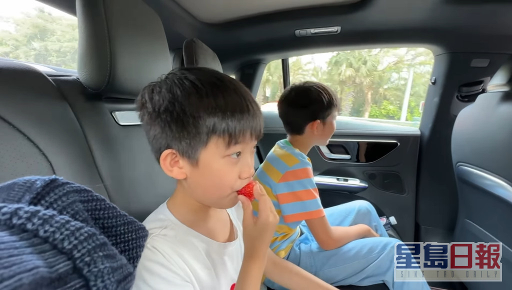 7岁细仔JT一上车有士多啤梨食好开心。