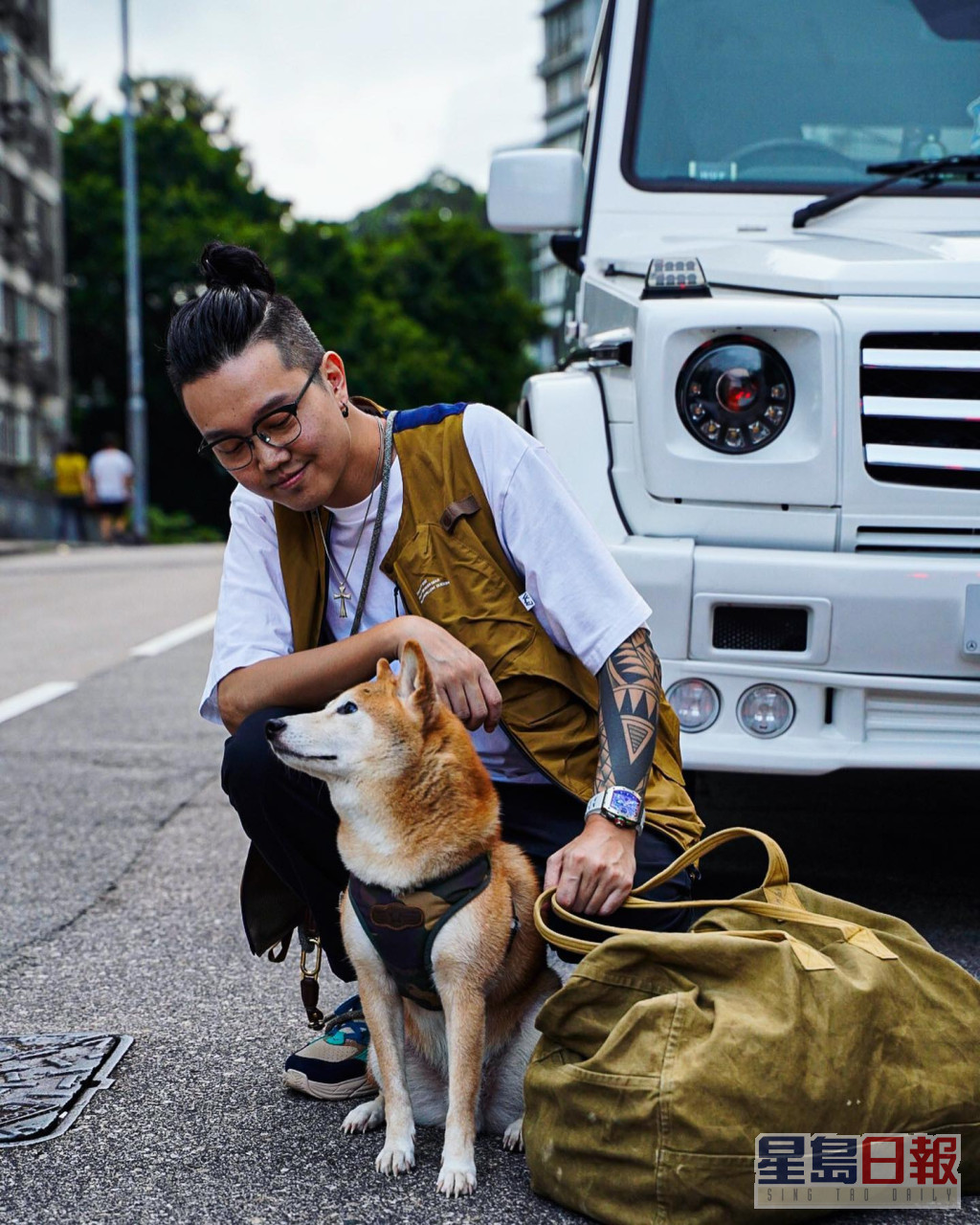 Jackal還會帶着愛犬一揸靚車出遊。