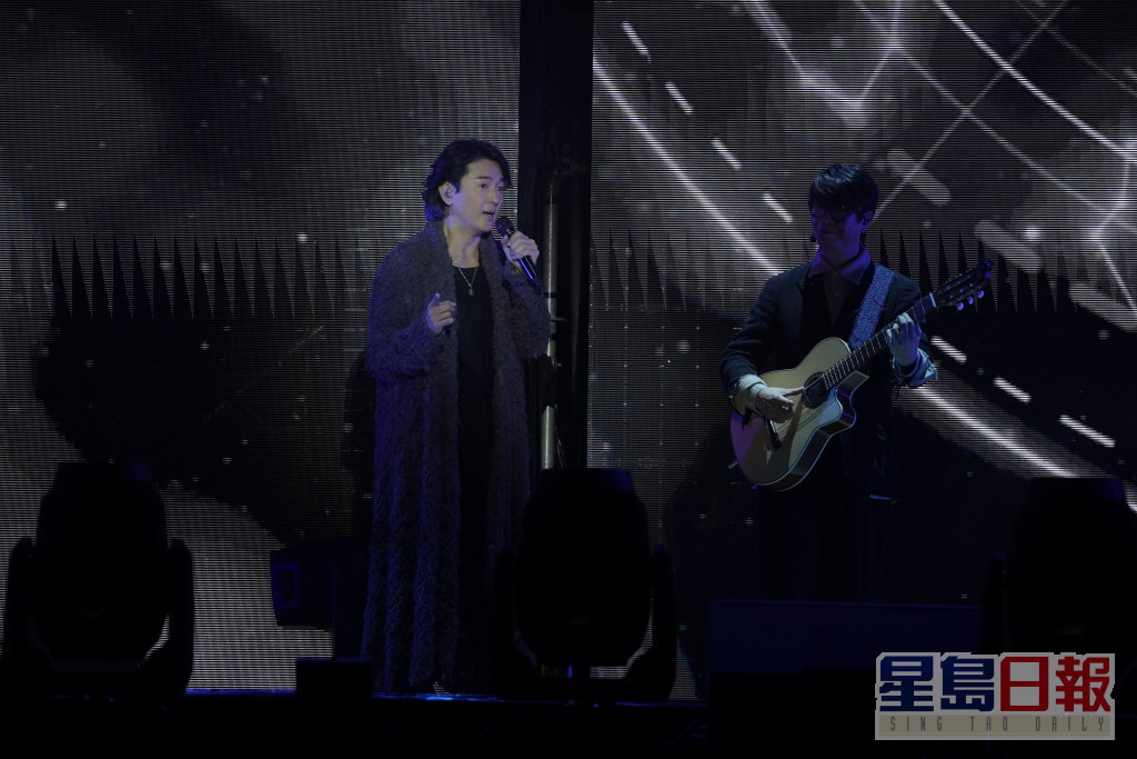音乐总监陈光荣率领乐手台上与郑伊健Jam歌。