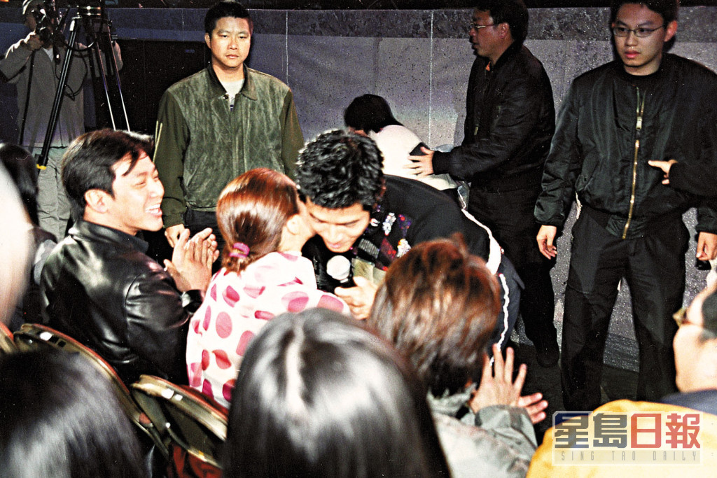 郭富城开演唱会藤原纪香亦爱相随，更被拍到向郭富城献吻。