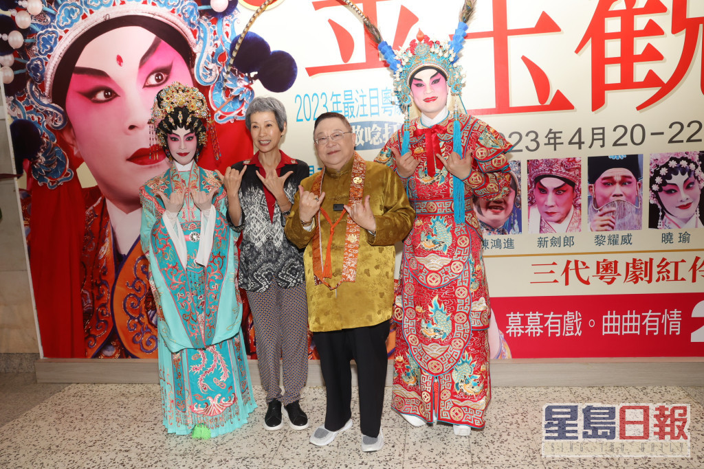 李居明率一众演员包括蓝天佑和郑雅琪等进行拜神仪式。