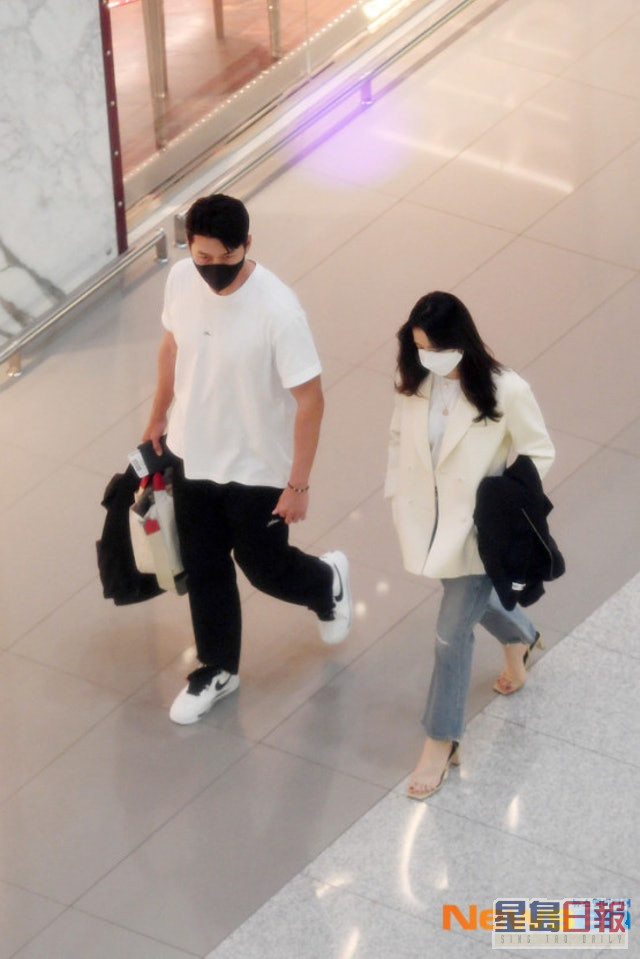 玄彬于本月11日与孙艺珍出发去美国时，在机场被拍到帮老婆拎手袋。