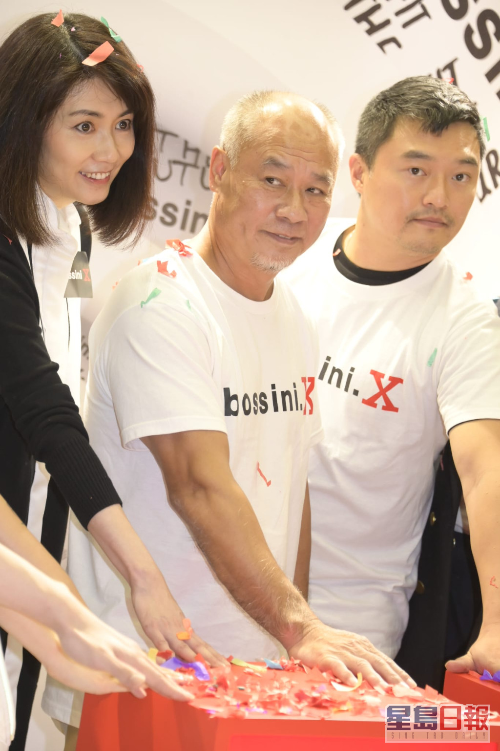 前中国体操王子李宁今年59岁，但看得出双臂依然强而有力。