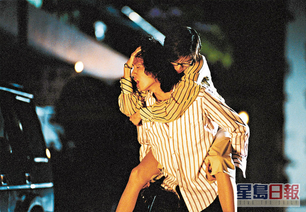 黄子华2001年与梅艳芳拍《男歌女唱》。