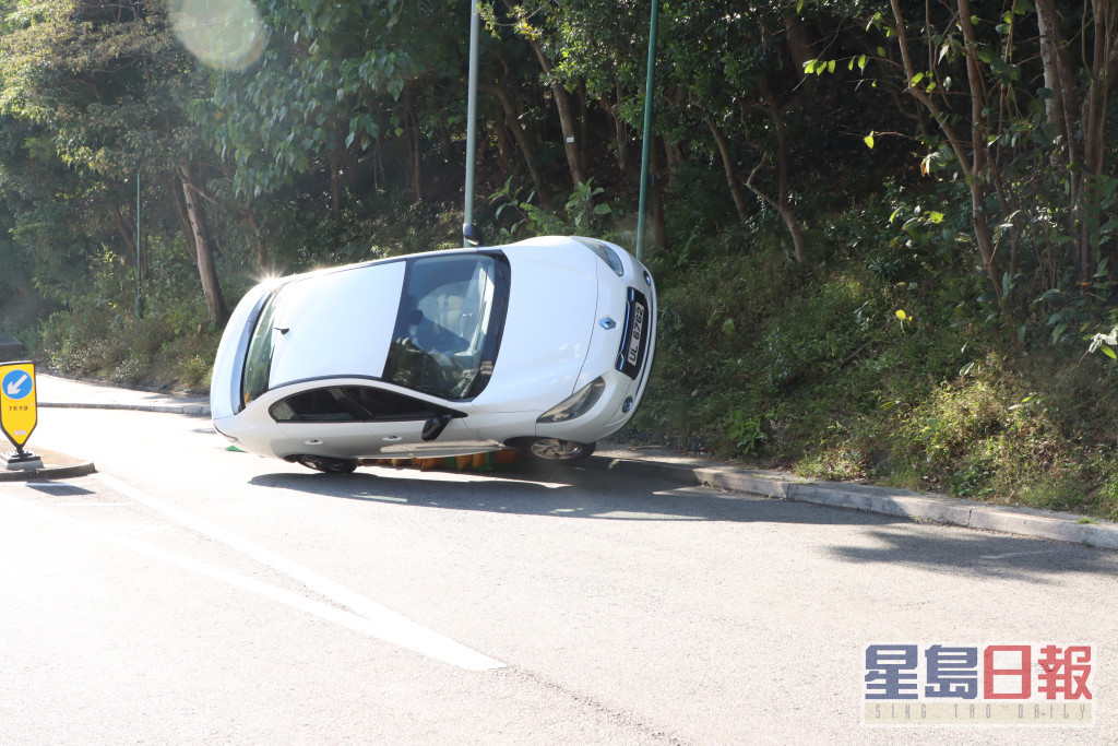 拍攝翻車鏡頭，陳家樂有替身。