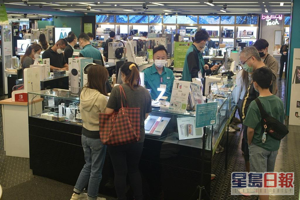 消费券发放后市民到电器店选购电器产品。