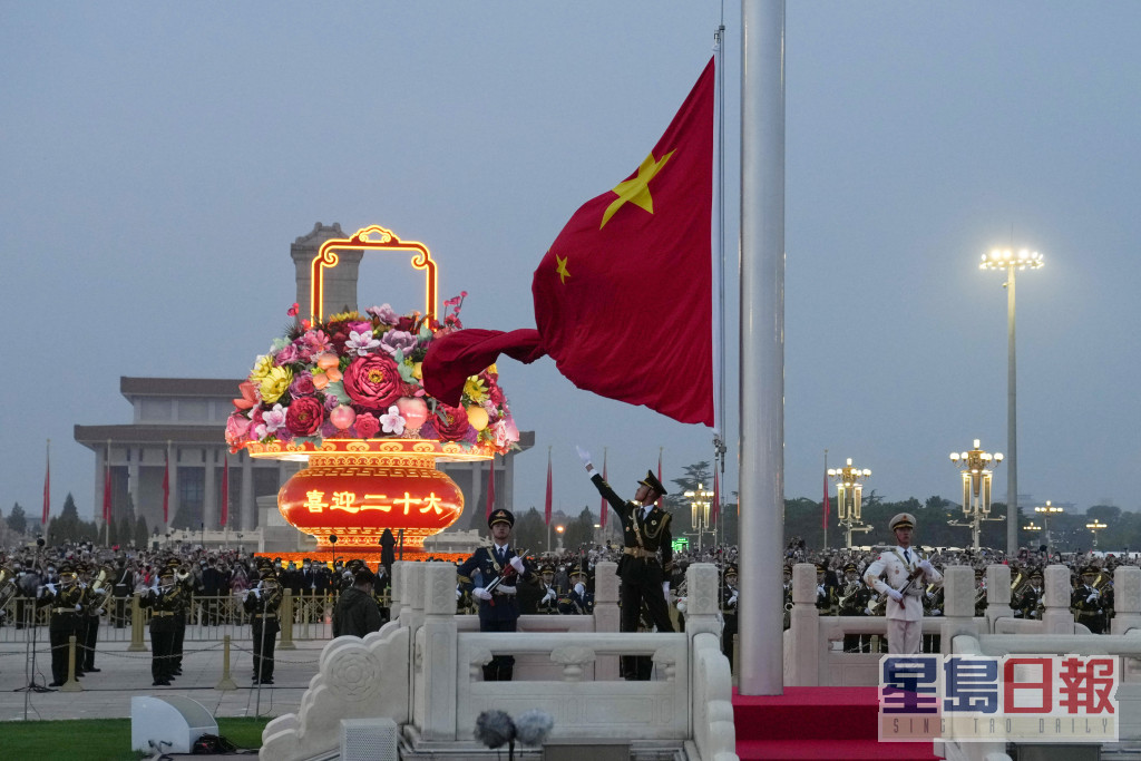 北京天安門廣場竪立起一個巨型花籃。新華社