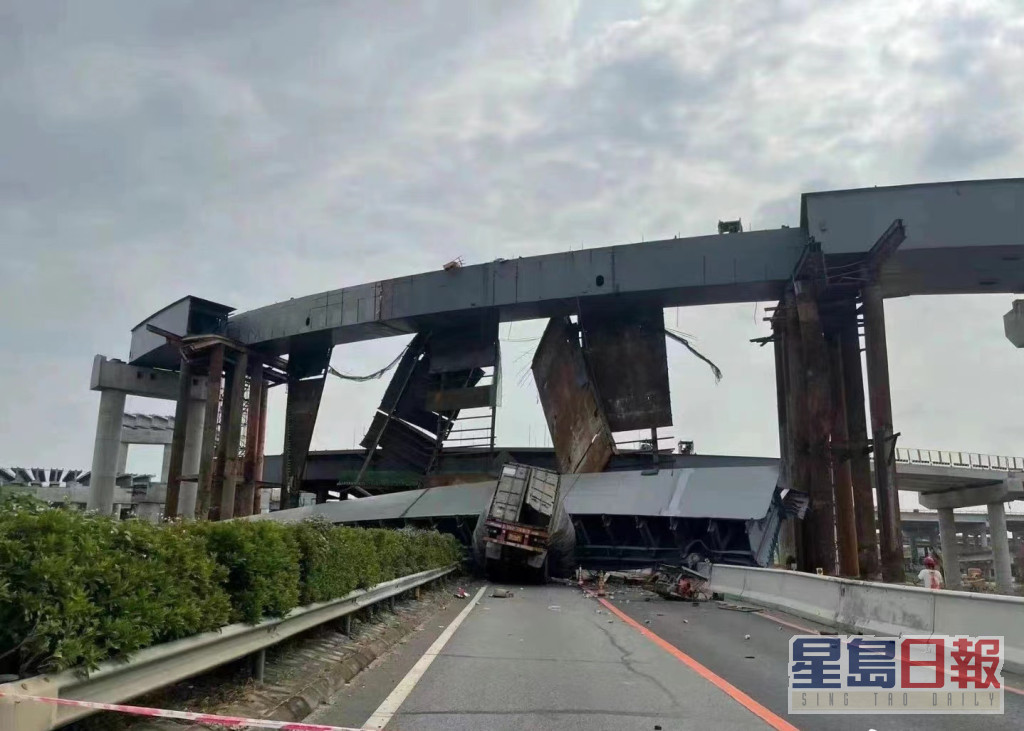 建築中的大橋倒塌砸毀貨車。網上圖片