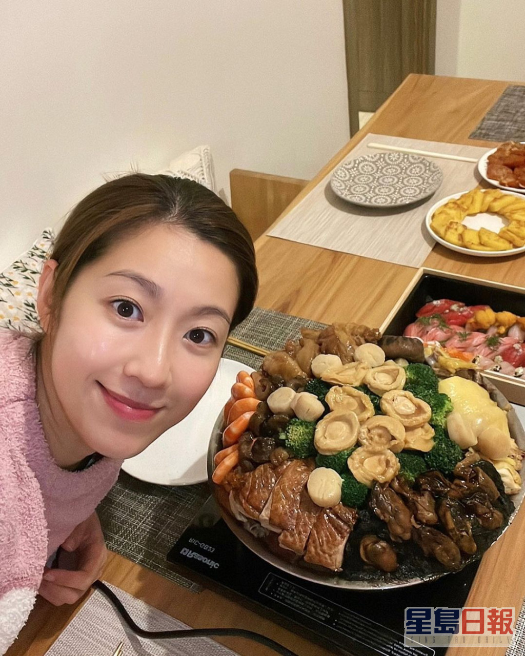 陈自瑶日前于IG分享吃团年饭的影片，可见她只拍美食以及自拍。