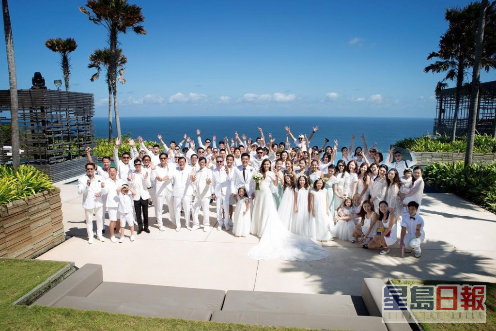 锺镇涛2014年与范姜在峇里岛举行众星云集的豪华婚礼。