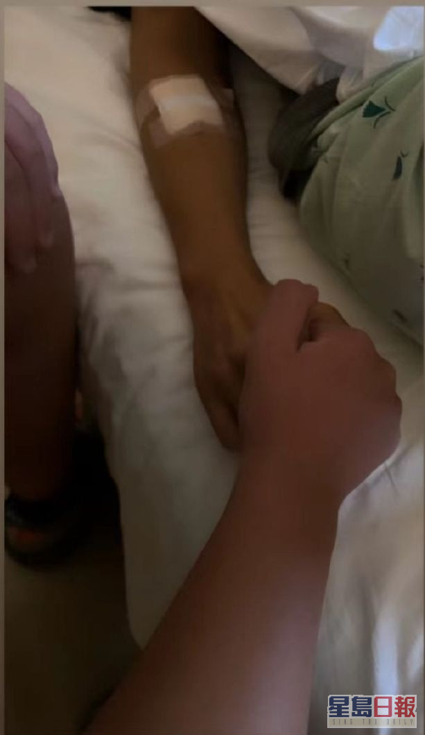 8月中，林志穎太太在社交網上載在病牀邊同老公手握手的照片。