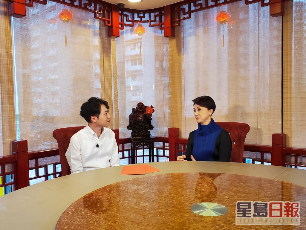 蓋鳴暉接受香港開電視主播馬梓軒專訪。