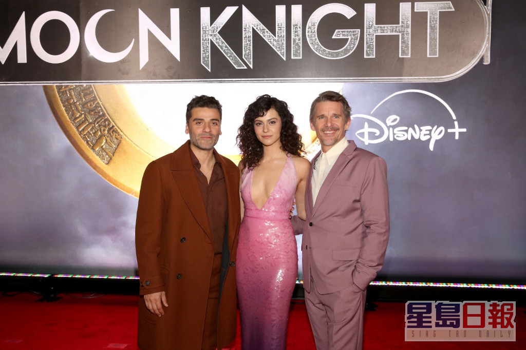 （左起）奥斯卡艾萨、May Calamawy及伊云鹤基在洛杉矶出席《月光骑士》首映礼。