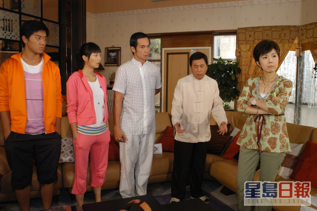 关菊英（右）凭《溏心风暴》系列的角色及主题曲《讲不出声》，大受观众欢迎。