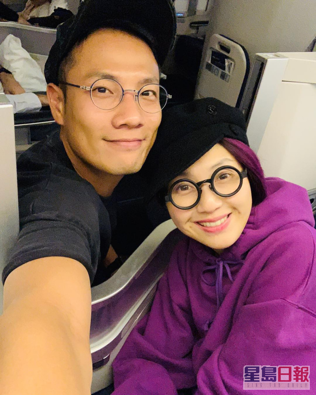 2018年，楊千嬅與丁子高飛赴冰島拍廣告的機上素顏Look。