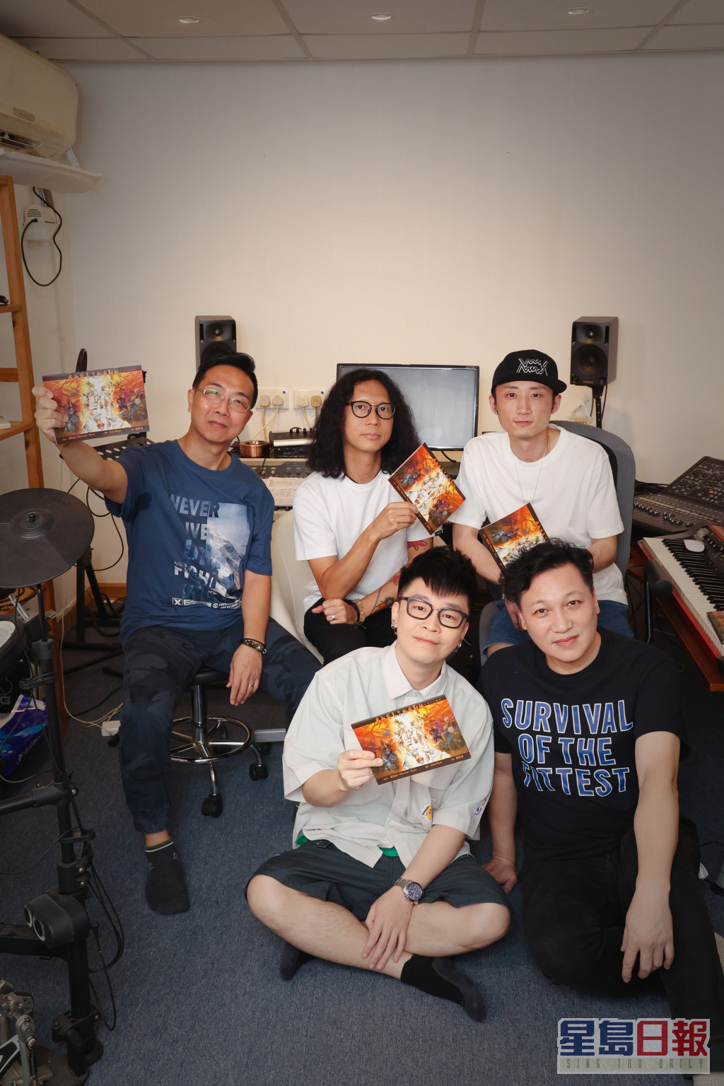 港漫画家梁伟家(后左1)为4子新歌画成港漫，制作MV及纪念特刊。
