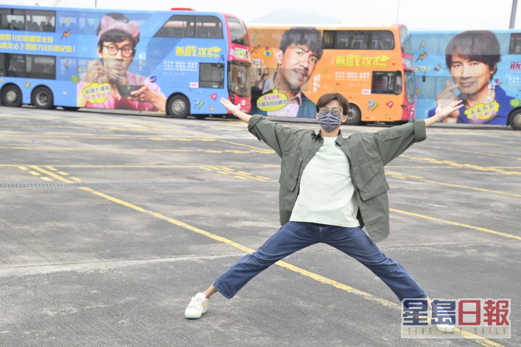 陈湛文跟自己的巴士打卡。