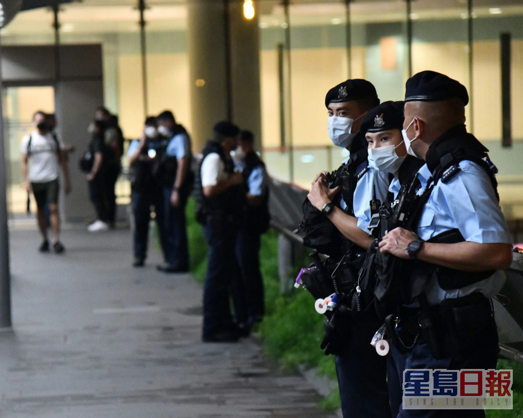 大批警員在西九龍站附近駐守。