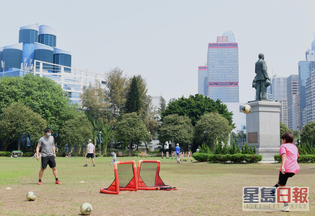 市民在公园闲逛游玩。