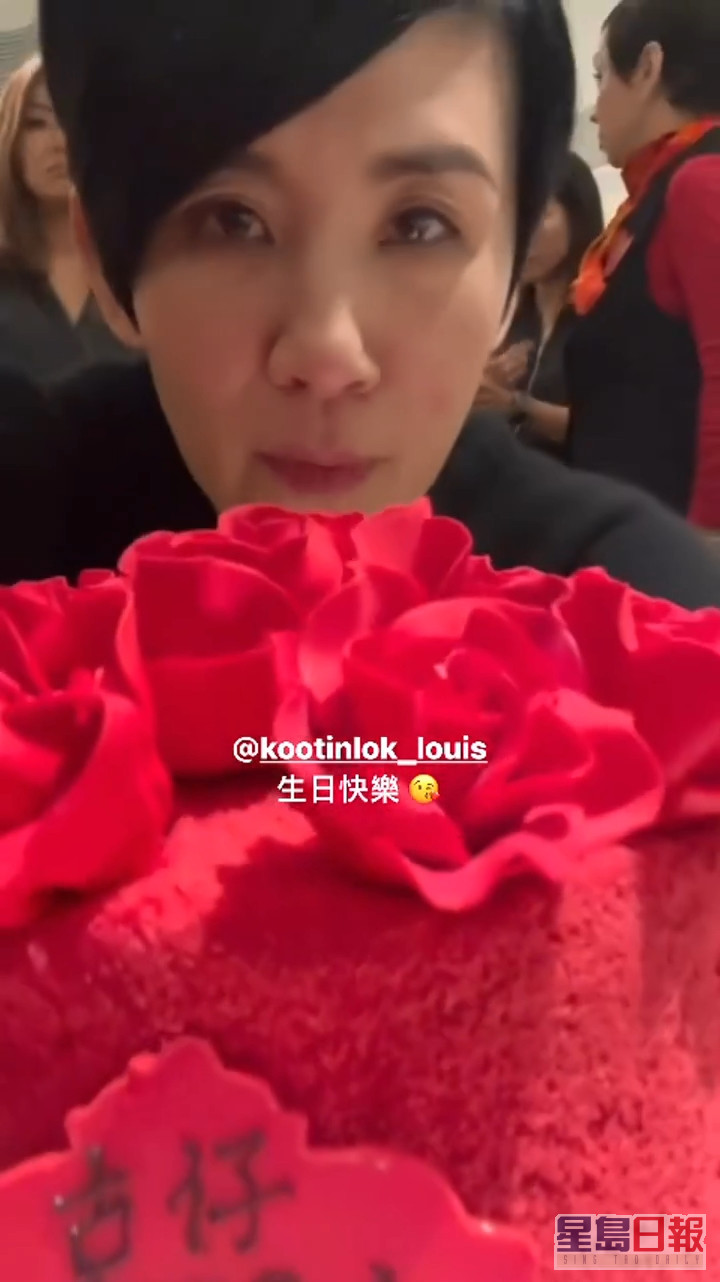 吳君如昨日為古天樂慶祝生日，預備了一個鮮紅色、有玫瑰花裝飾的蛋糕。