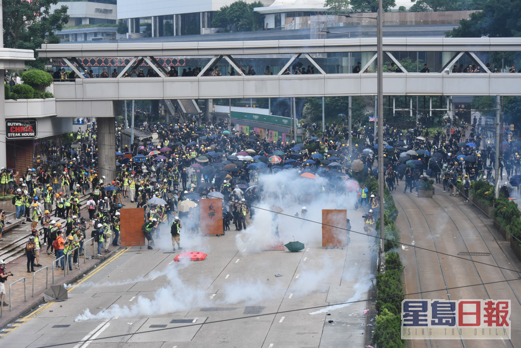 当日大批示威者聚集在金钟大批防暴警发射催泪弹驱赶。资料图片