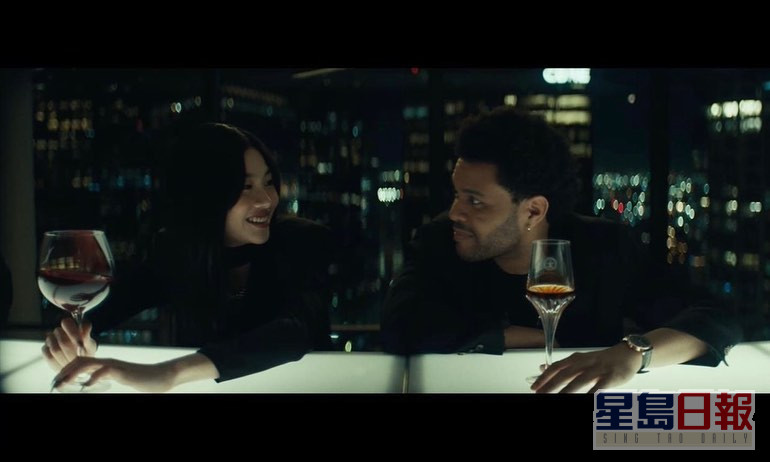 The Weeknd与郑浩妍在酒吧中认识。