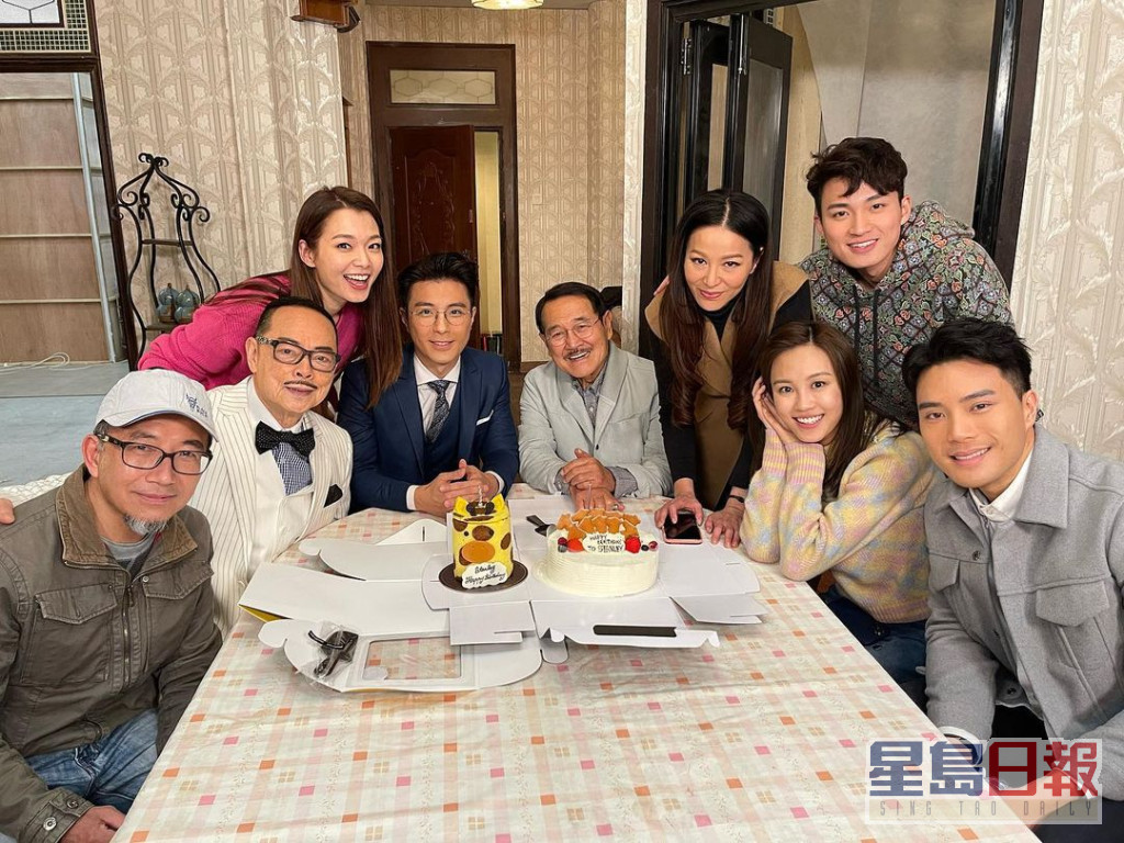 张景淳（前左三）凭处境剧《爱．回家之开心速递》成功入屋。
