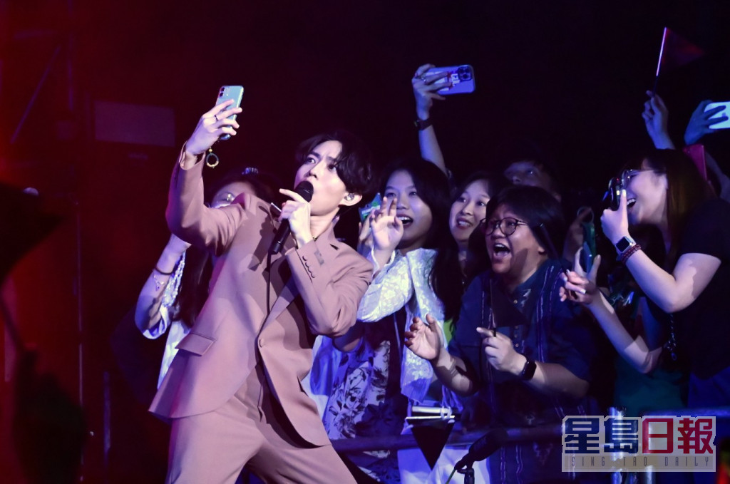 林宥嘉献唱《自然醒》时走近观众，并拿了歌迷的手机自拍。