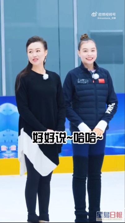 安娜（右）曾代表中国出战摘下亚洲青少年花样滑冰挑战赛冠军。