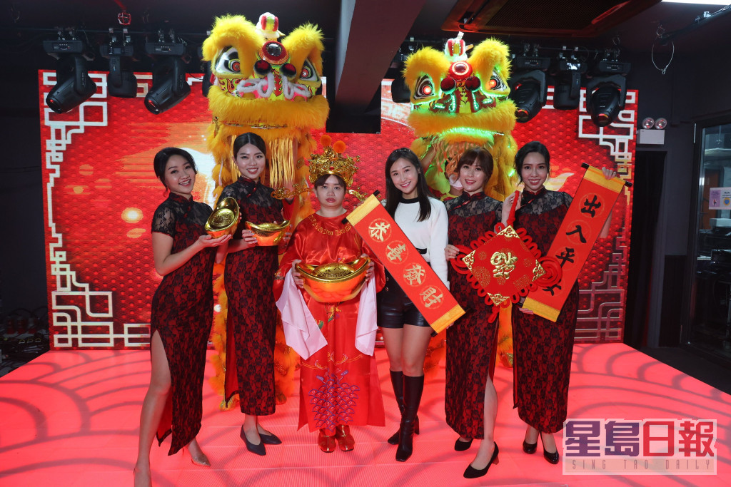亚姐谭梦娜(左起)、张可盈、薛影仪、林宝玉、林海茵及陈美涛向读者拜年。