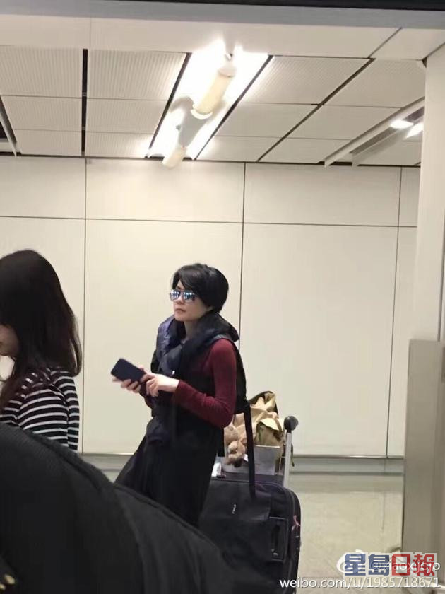 2017年王菲与霆锋现身香港机场，更被网民拍到连环咀嘴，相当sweet。
