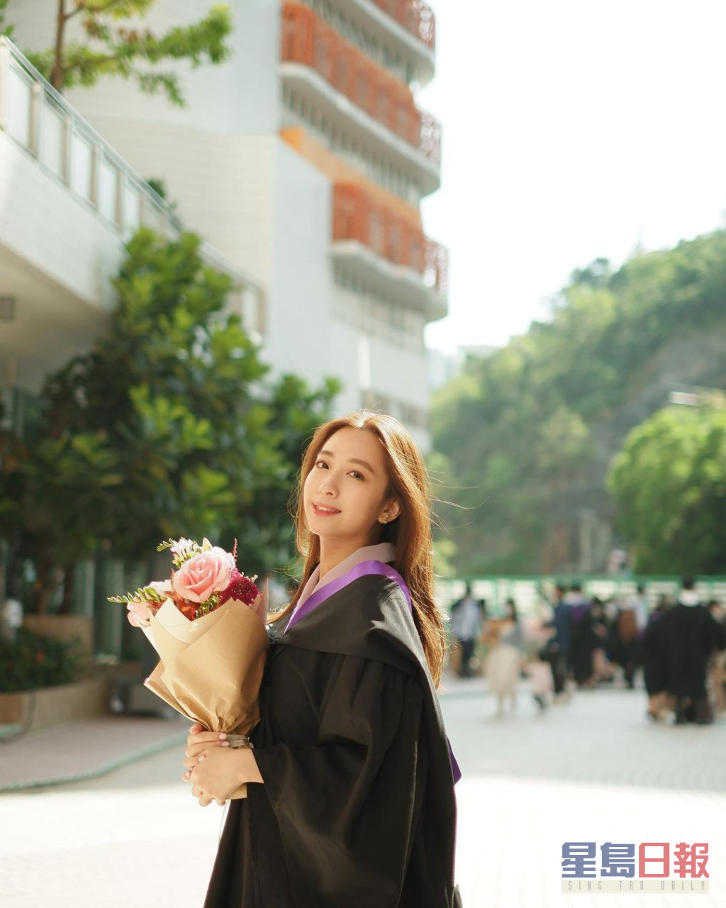 毕业于香港树仁大学新闻系。