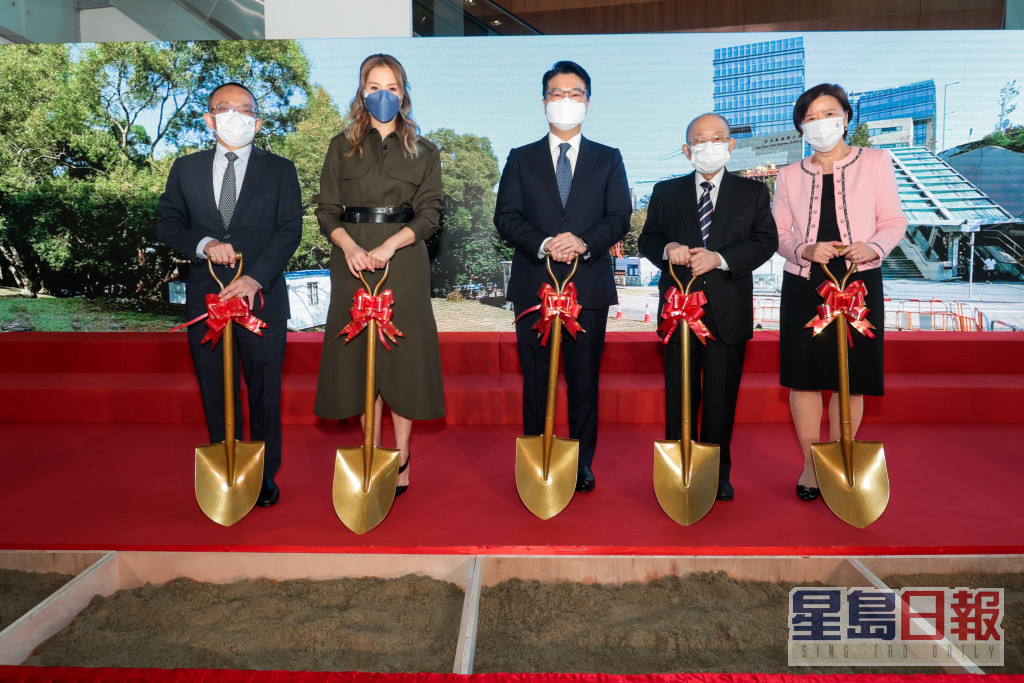 去年11月10日徐子淇（左二）罕有出席公開活動，陪老公李家誠（中）現身為香港科技大學一幢新科研大樓進行動土儀式。  ​