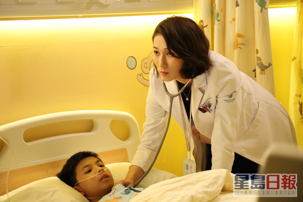 锺嘉欣2020年复出拍无綫剧《星空下的仁医》，饰演儿科医生。