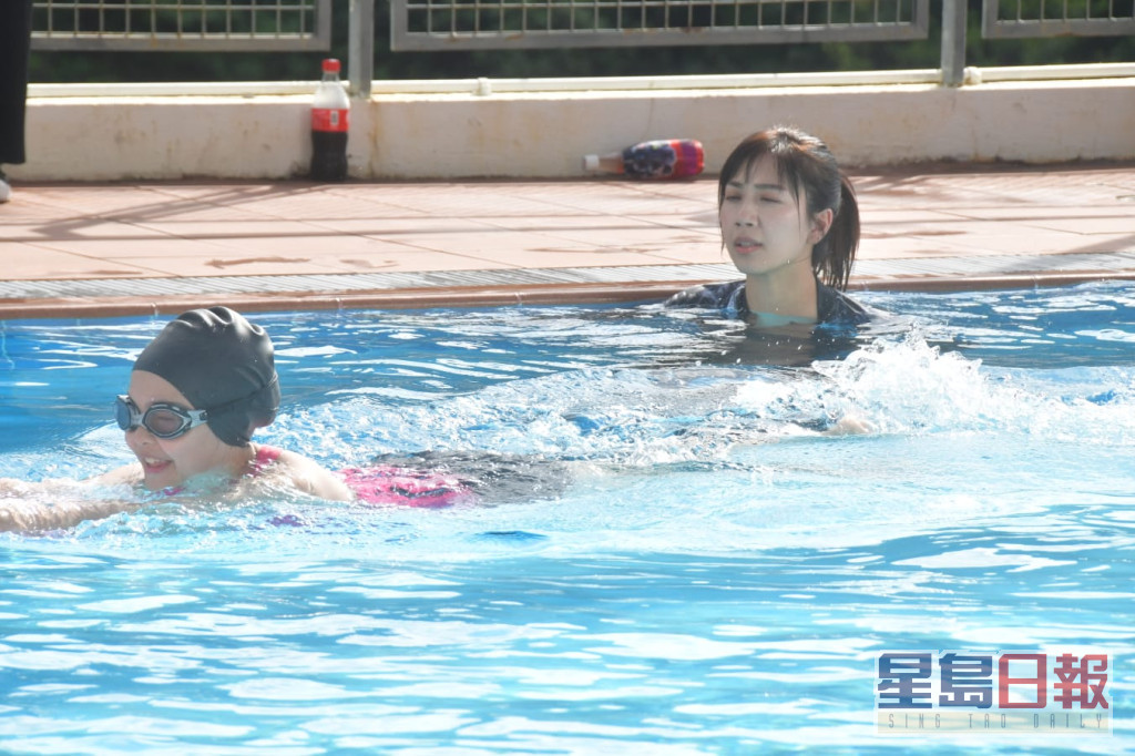 黃智雯拍攝一場教女兒游水的戲份。