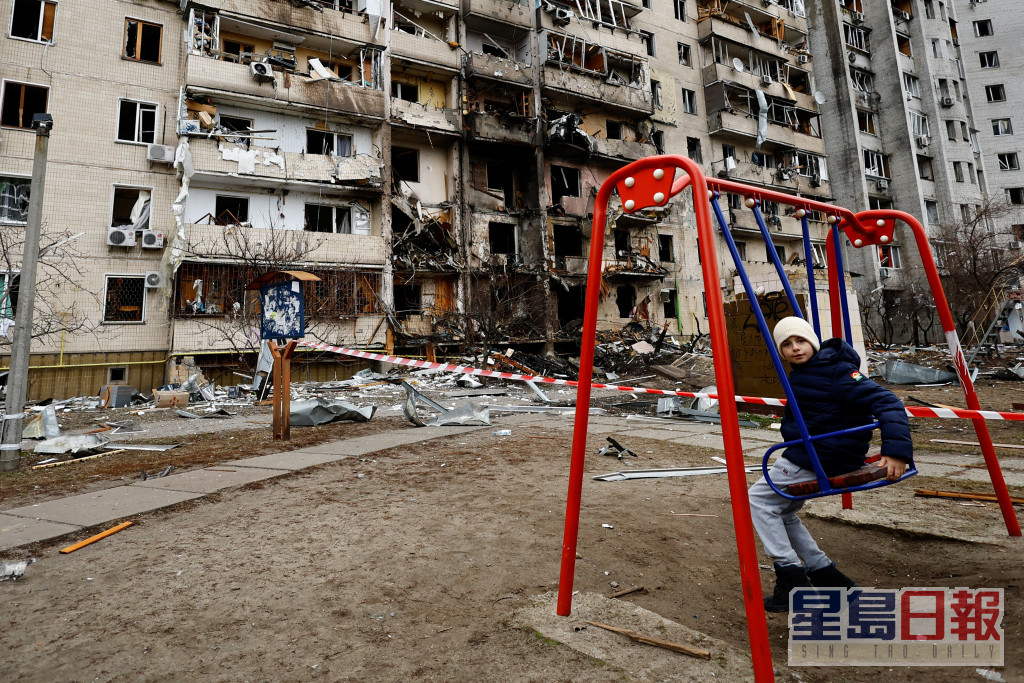 俄羅斯在基輔對烏克蘭發動大規模軍事行動後，一棟住宅樓受損。AP