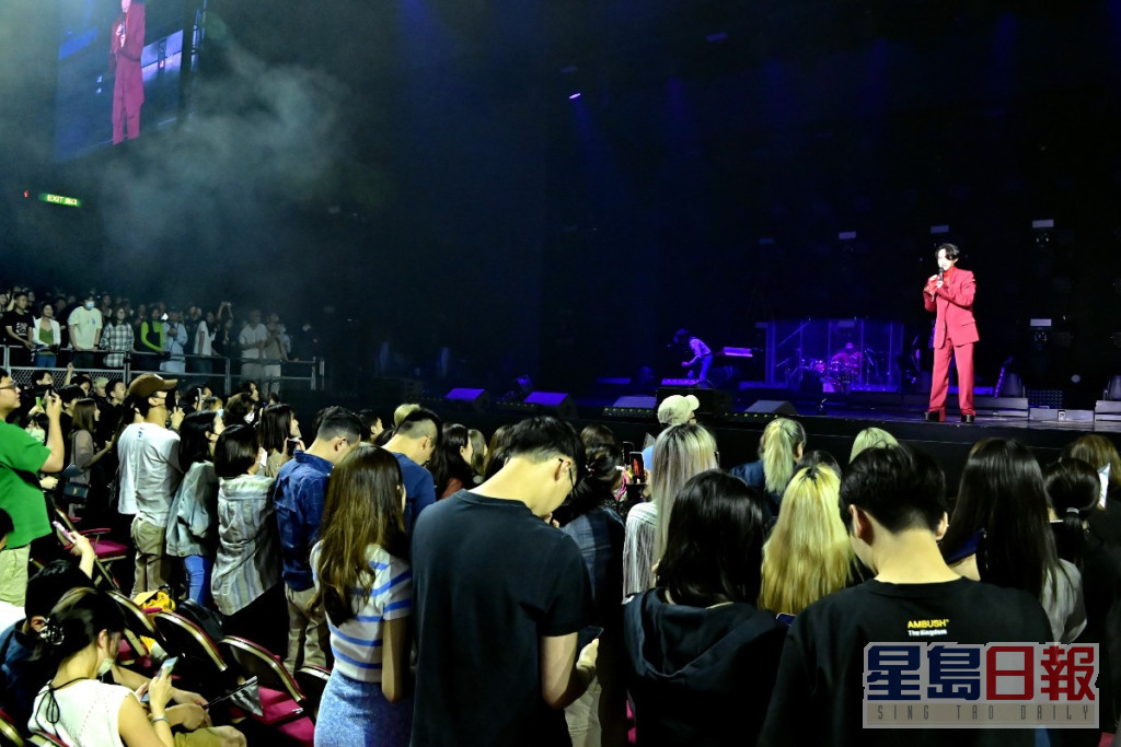 林宥嘉频频与台下观众互动。