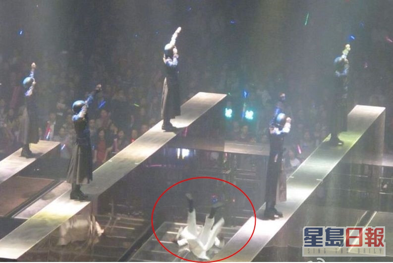 郭富城(红圈)不慎在「变形金刚」的6尺高舞台跌下，幸好没有受伤。
