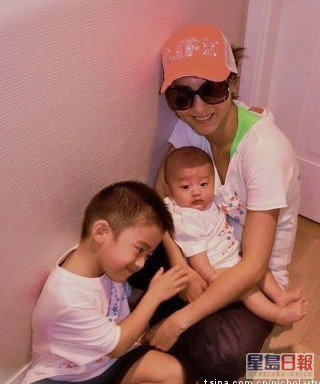 张栢芝为谢霆锋诞两子。
