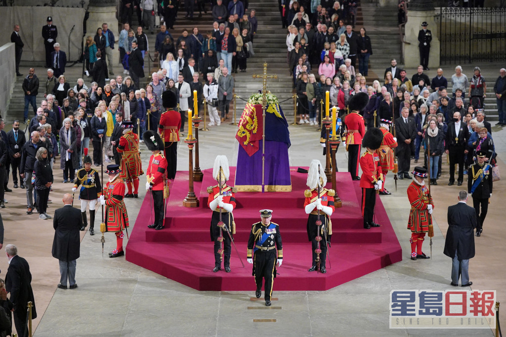 查理斯三世出席女皇守灵仪式。REUTERS