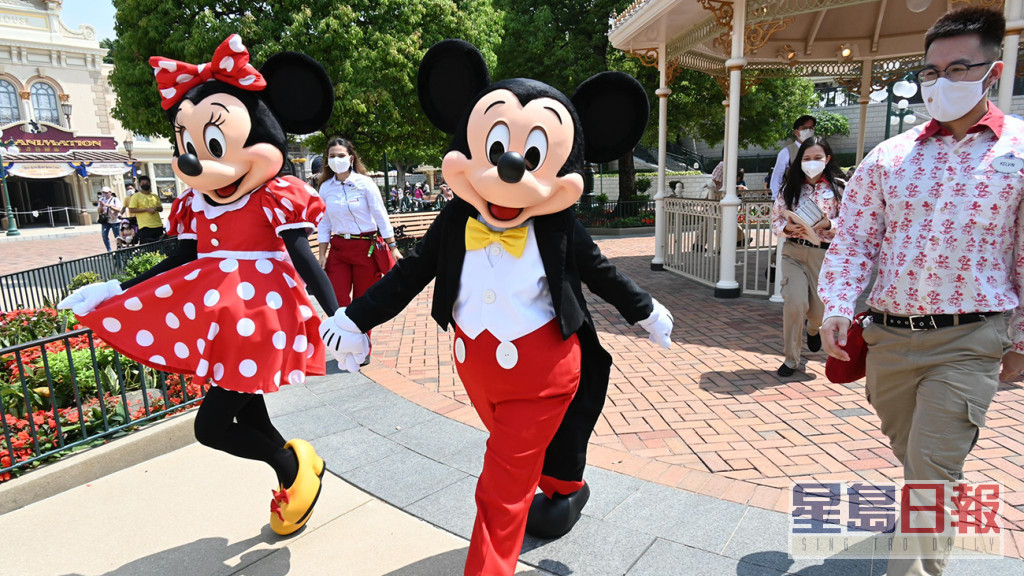Mickey和Minnie忙于与市民拍照。