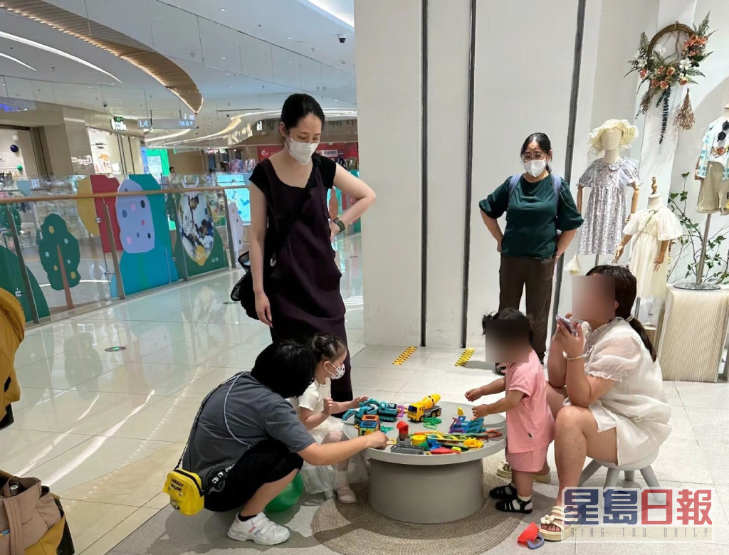 網民於杭州某商場巧遇郭碧婷湊一對仔女行街，其街坊Look被指憔悴又跌Ｗatt。